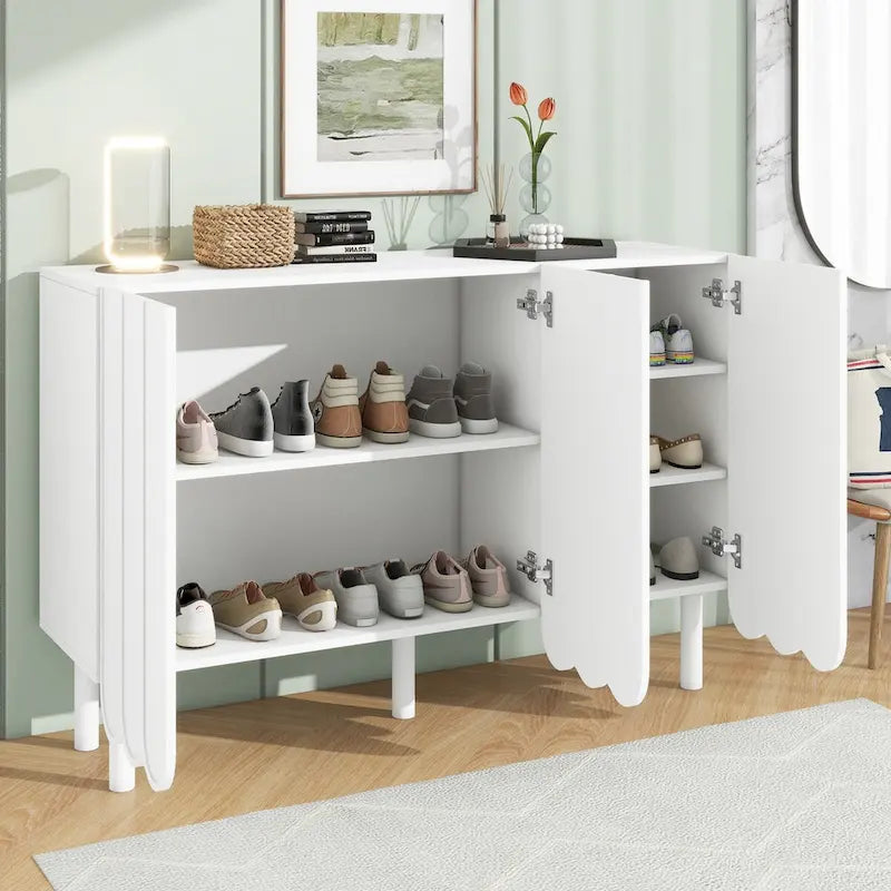 Schuhschrank und Buffet-Sideboard mit Türen in Wellenoptik, verstellbaren Einlegeböden und Beinen aus Massivholz